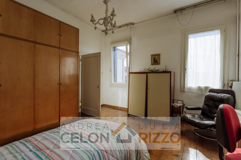 Nel centro di Agna, proponiamo in vendita una casa singola che conserva tutto il fascino della su...