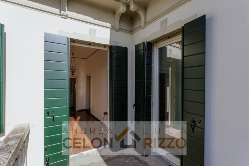 Nel centro di Agna, proponiamo in vendita una casa singola che conserva tutto il fascino della su...