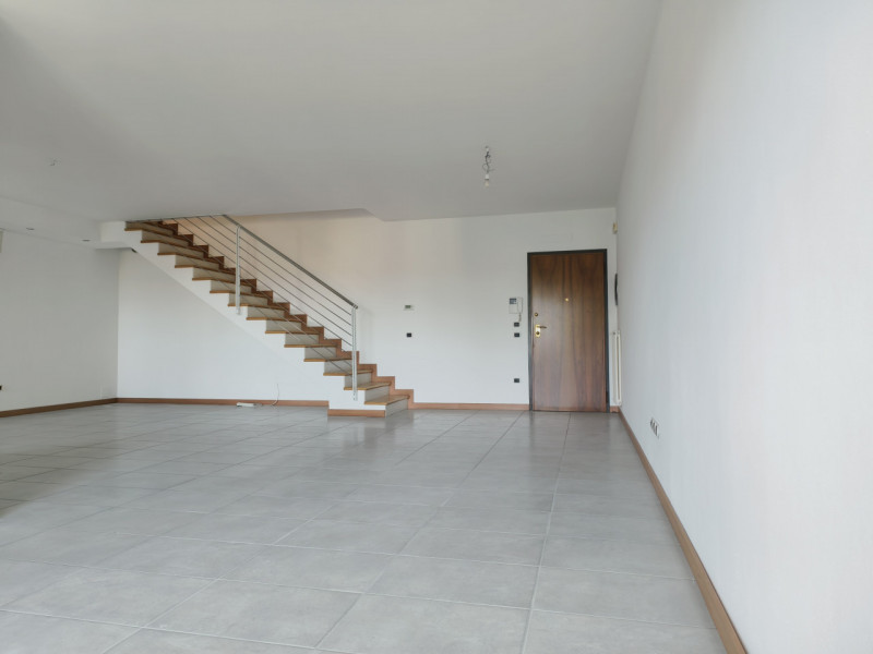 Scoprite questa straordinaria opportunità immobiliare: attico situato nel cuore di Montegrotto Te...