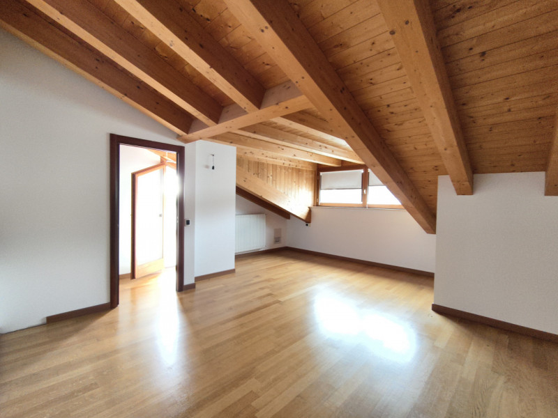 Scoprite questa straordinaria opportunità immobiliare: attico situato nel cuore di Montegrotto Te...