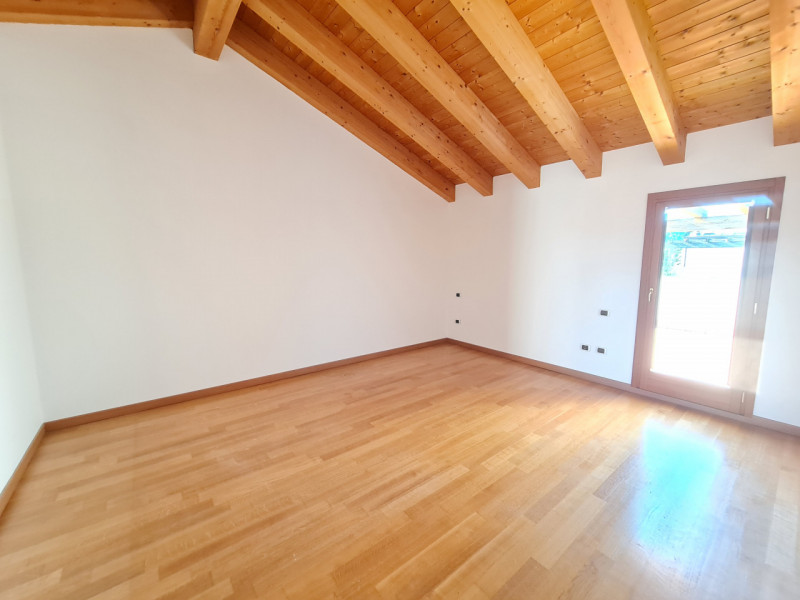 Scoprite questa straordinaria opportunità immobiliare: attico situato nel cuore di Montegrotto Te...