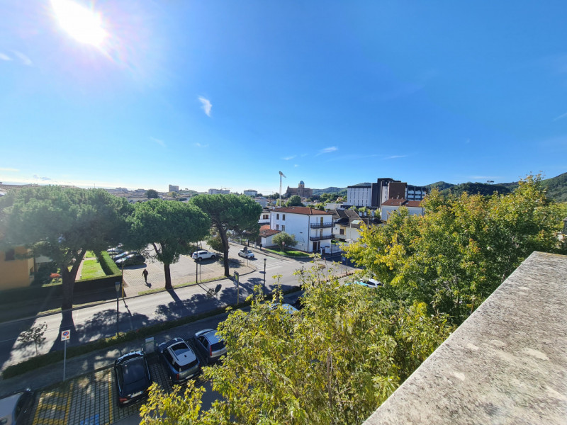 Scoprite questa straordinaria opportunità immobiliare: attico situato nel cuore di Montegrotto Te...