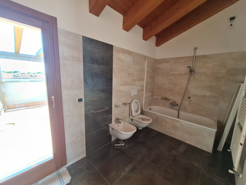 Scoprite questa straordinaria opportunità immobiliare: attico situato nel cuore di Montegrotto Te...