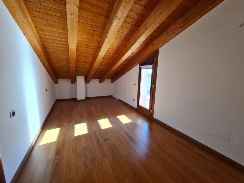 Scoprite questa straordinaria opportunità immobiliare: attico situato nel cuore di Montegrotto Te...