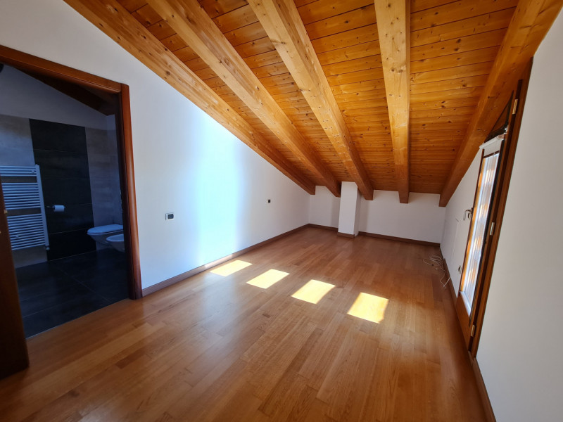 Scoprite questa straordinaria opportunità immobiliare: attico situato nel cuore di Montegrotto Te...