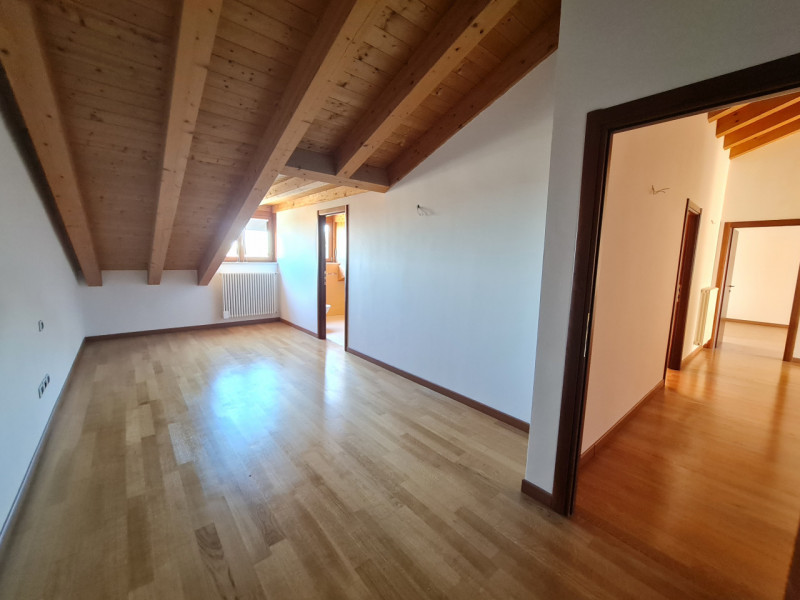 Scoprite questa straordinaria opportunità immobiliare: attico situato nel cuore di Montegrotto Te...