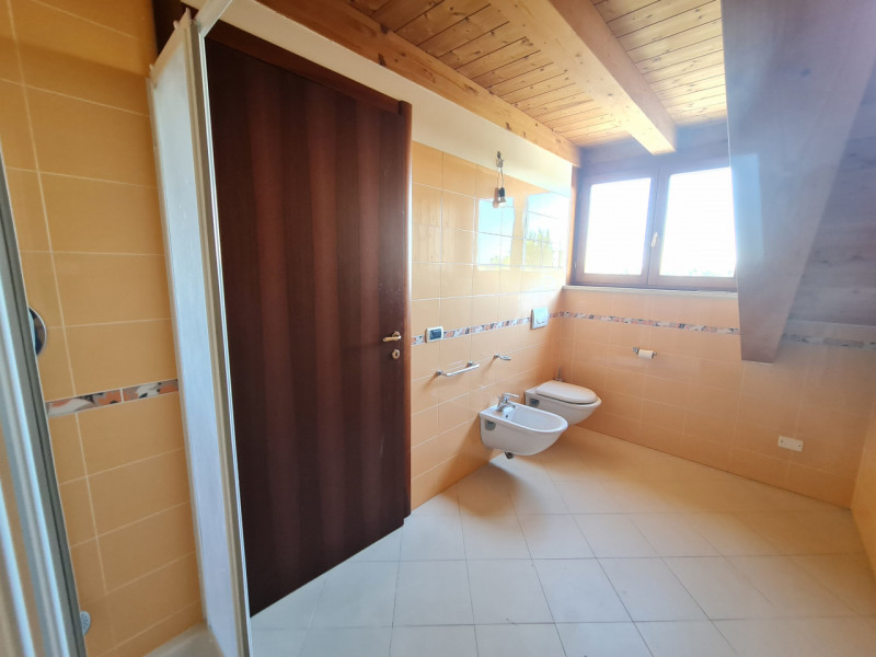 Scoprite questa straordinaria opportunità immobiliare: attico situato nel cuore di Montegrotto Te...