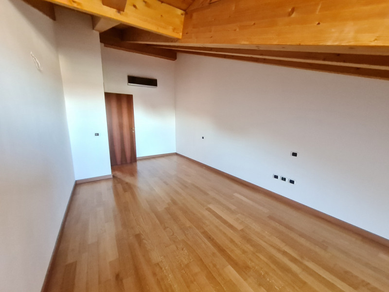 Scoprite questa straordinaria opportunità immobiliare: attico situato nel cuore di Montegrotto Te...