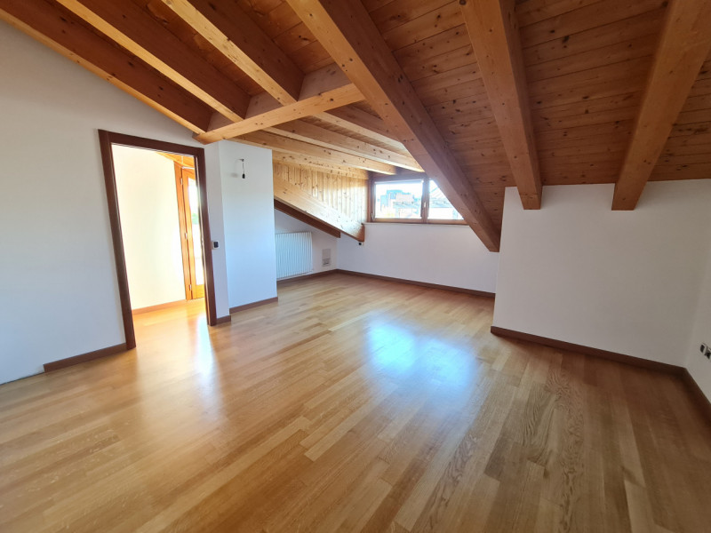 Scoprite questa straordinaria opportunità immobiliare: attico situato nel cuore di Montegrotto Te...