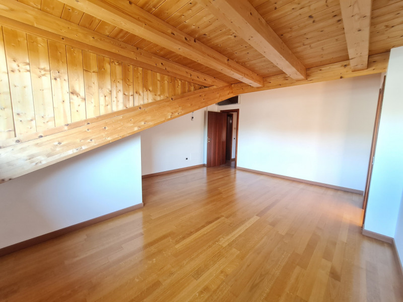 Scoprite questa straordinaria opportunità immobiliare: attico situato nel cuore di Montegrotto Te...