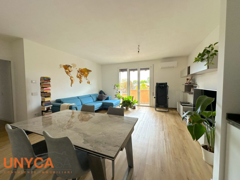 Contraddistinto dal design contemporaneo degli interni, proponiamo trilocale sito all'ultimo pian...