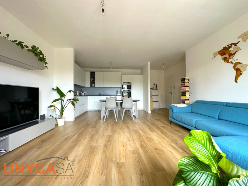 Contraddistinto dal design contemporaneo degli interni, proponiamo trilocale sito all'ultimo pian...