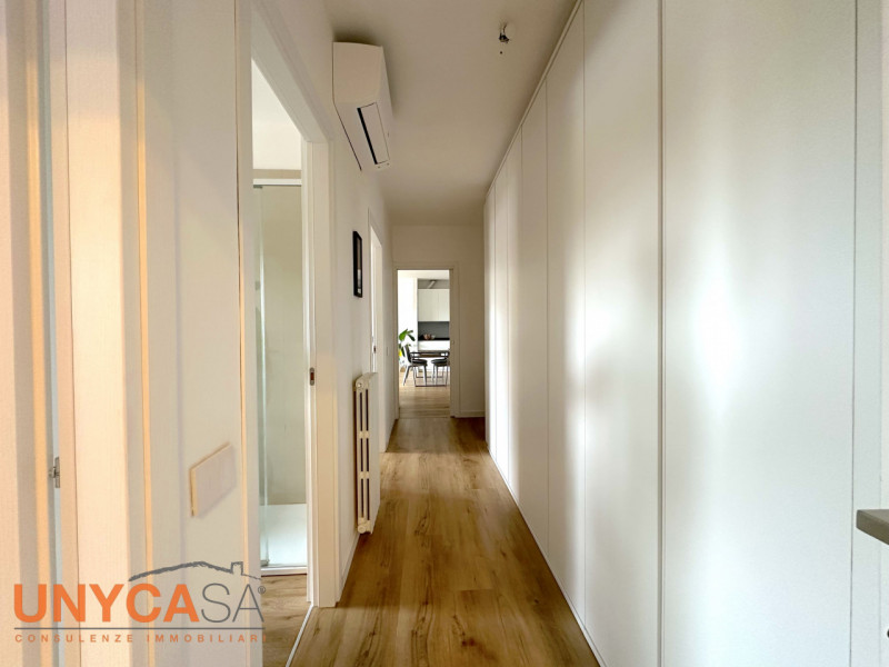 Contraddistinto dal design contemporaneo degli interni, proponiamo trilocale sito all'ultimo pian...