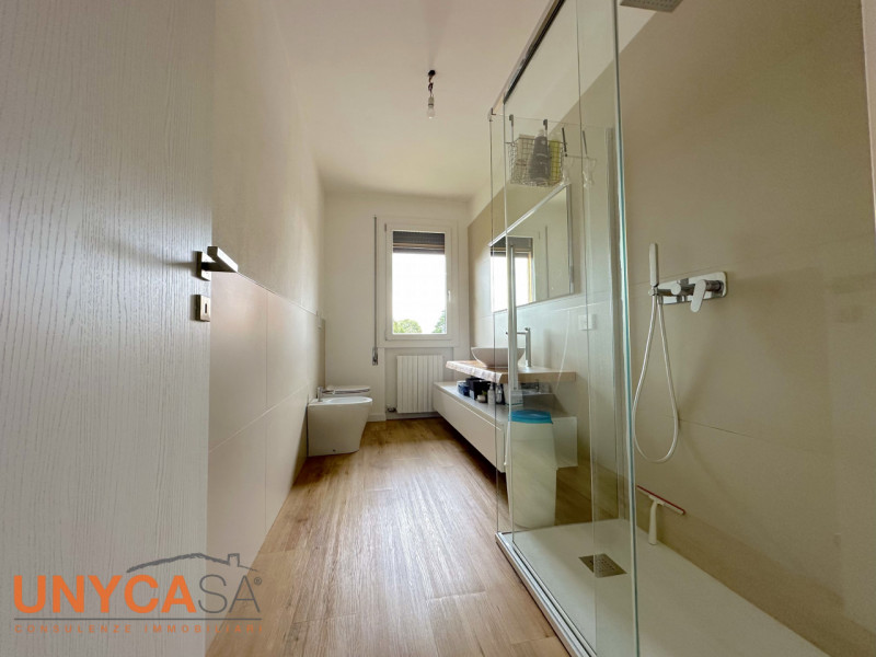 Contraddistinto dal design contemporaneo degli interni, proponiamo trilocale sito all'ultimo pian...