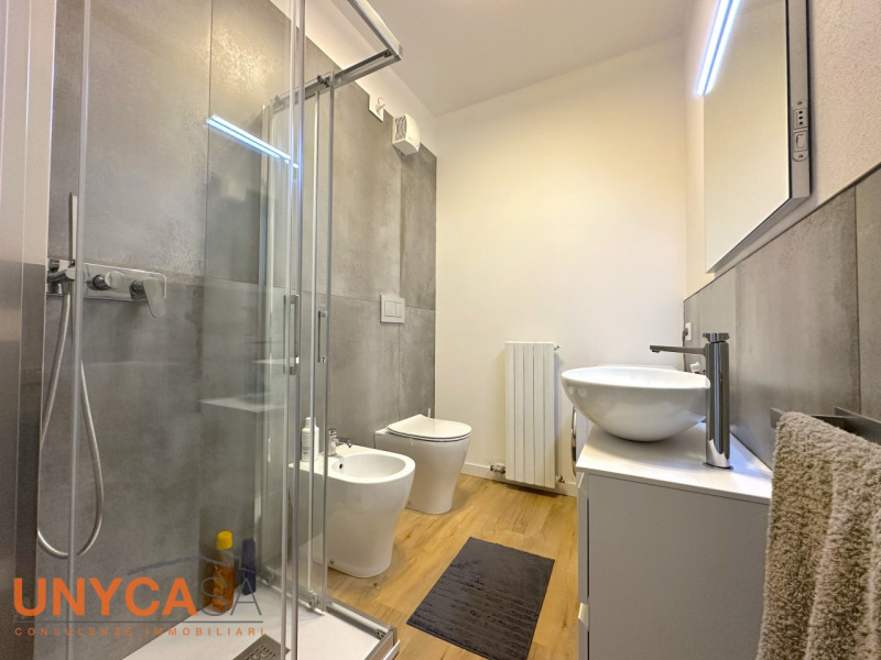 Contraddistinto dal design contemporaneo degli interni, proponiamo trilocale sito all'ultimo pian...