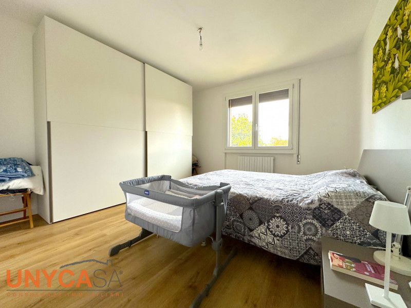 Contraddistinto dal design contemporaneo degli interni, proponiamo trilocale sito all'ultimo pian...