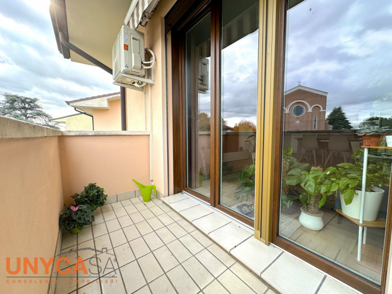 Contraddistinto dal design contemporaneo degli interni, proponiamo trilocale sito all'ultimo pian...