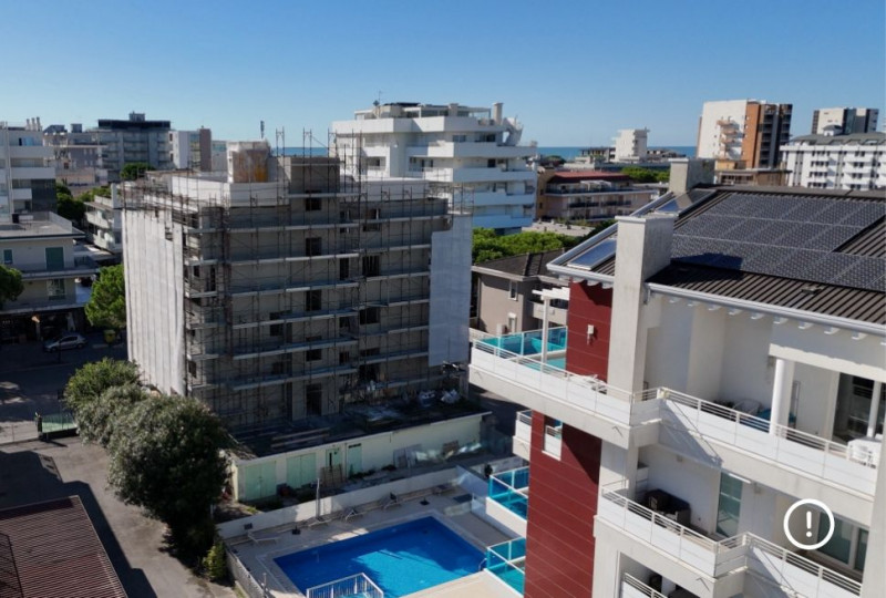 Scopri il tuo angolo di paradiso nel cuore di Jesolo! Presentiamo un magnifico attico in vendita,...