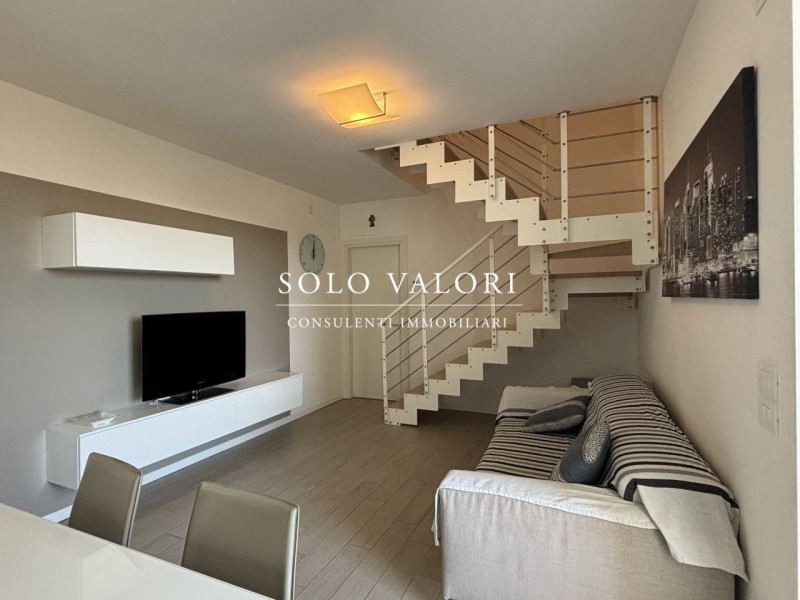 Scopri il tuo angolo di paradiso nel cuore di Jesolo! Presentiamo un magnifico attico in vendita,...