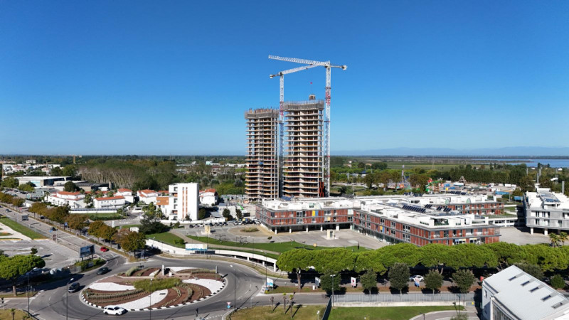 Scopri il tuo angolo di paradiso nel cuore di Jesolo! Presentiamo un magnifico attico in vendita,...