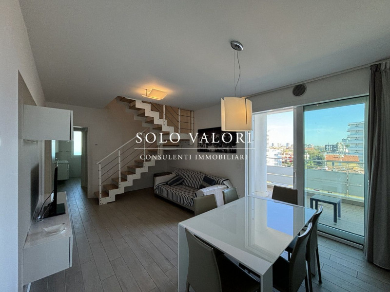 Scopri il tuo angolo di paradiso nel cuore di Jesolo! Presentiamo un magnifico attico in vendita,...