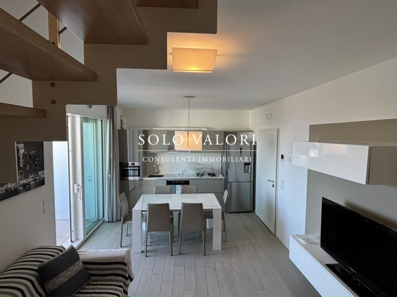 Scopri il tuo angolo di paradiso nel cuore di Jesolo! Presentiamo un magnifico attico in vendita,...