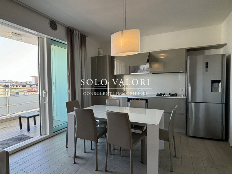 Scopri il tuo angolo di paradiso nel cuore di Jesolo! Presentiamo un magnifico attico in vendita,...