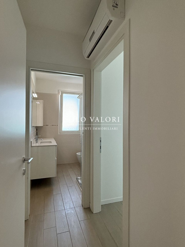 Scopri il tuo angolo di paradiso nel cuore di Jesolo! Presentiamo un magnifico attico in vendita,...