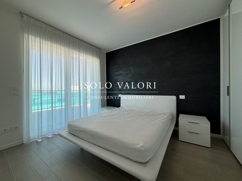 Scopri il tuo angolo di paradiso nel cuore di Jesolo! Presentiamo un magnifico attico in vendita,...