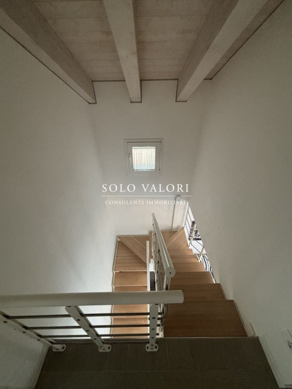 Scopri il tuo angolo di paradiso nel cuore di Jesolo! Presentiamo un magnifico attico in vendita,...