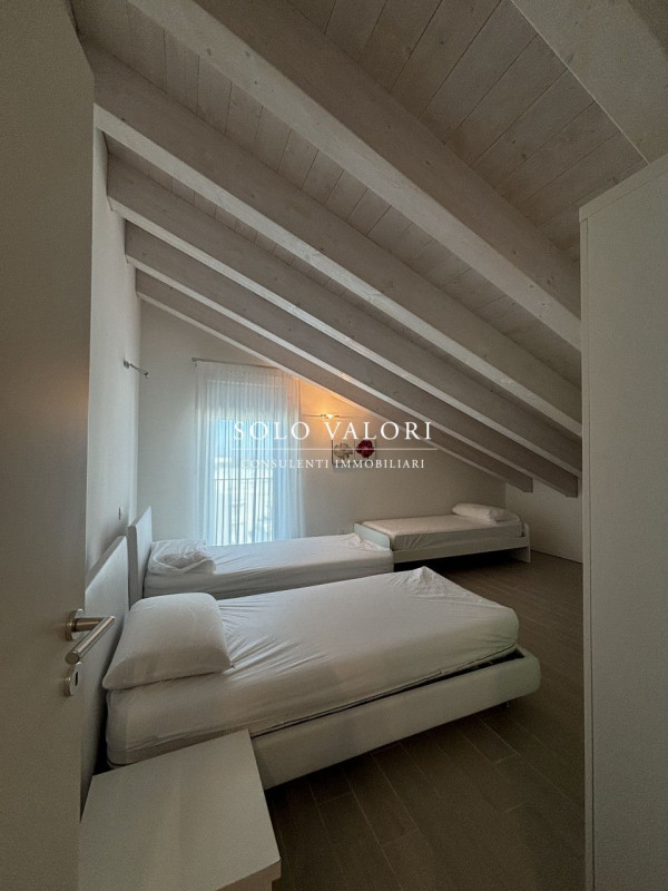 Scopri il tuo angolo di paradiso nel cuore di Jesolo! Presentiamo un magnifico attico in vendita,...