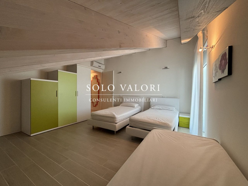 Scopri il tuo angolo di paradiso nel cuore di Jesolo! Presentiamo un magnifico attico in vendita,...