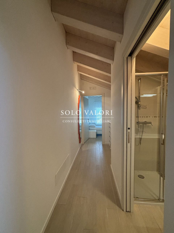 Scopri il tuo angolo di paradiso nel cuore di Jesolo! Presentiamo un magnifico attico in vendita,...