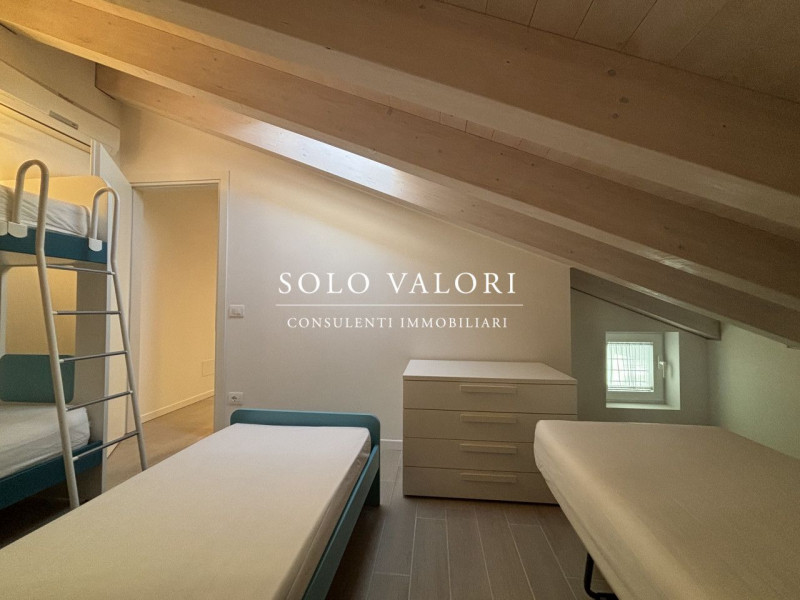 Scopri il tuo angolo di paradiso nel cuore di Jesolo! Presentiamo un magnifico attico in vendita,...