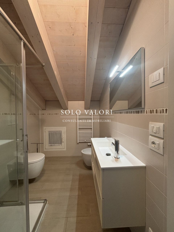 Scopri il tuo angolo di paradiso nel cuore di Jesolo! Presentiamo un magnifico attico in vendita,...