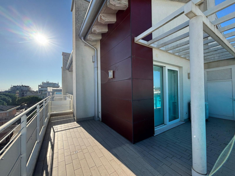 Scopri il tuo angolo di paradiso nel cuore di Jesolo! Presentiamo un magnifico attico in vendita,...