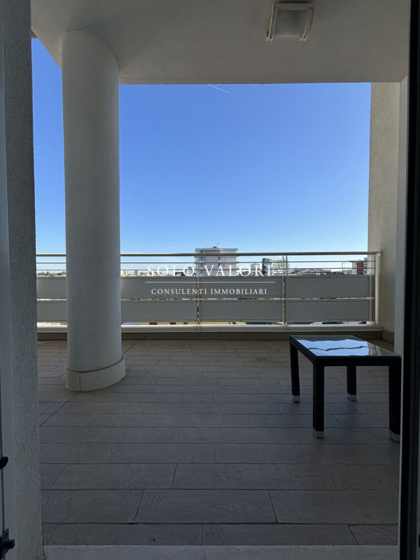 Scopri il tuo angolo di paradiso nel cuore di Jesolo! Presentiamo un magnifico attico in vendita,...