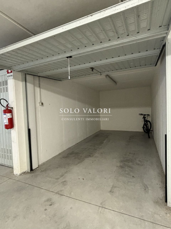 Scopri il tuo angolo di paradiso nel cuore di Jesolo! Presentiamo un magnifico attico in vendita,...