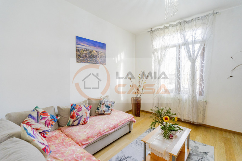 In vendita a Padova, nella vivace e servitissima zona Arcella, proponiamo appartamento trilocale ...