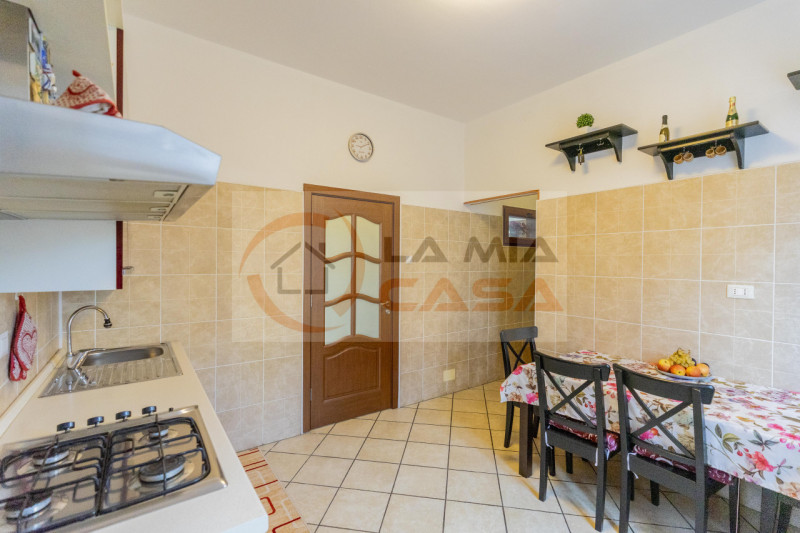 In vendita a Padova, nella vivace e servitissima zona Arcella, proponiamo appartamento trilocale ...