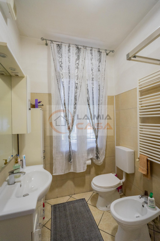 In vendita a Padova, nella vivace e servitissima zona Arcella, proponiamo appartamento trilocale ...