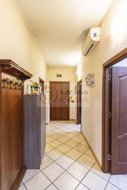 In vendita a Padova, nella vivace e servitissima zona Arcella, proponiamo appartamento trilocale ...