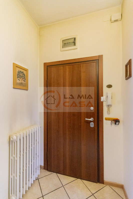 In vendita a Padova, nella vivace e servitissima zona Arcella, proponiamo appartamento trilocale ...