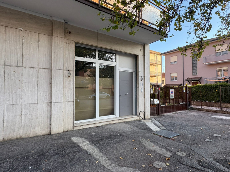 Proponiamo in vendita mini appartamento con ingresso indipendente, situato al piano terra in posi...