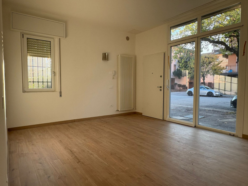 Proponiamo in vendita mini appartamento con ingresso indipendente, situato al piano terra in posi...