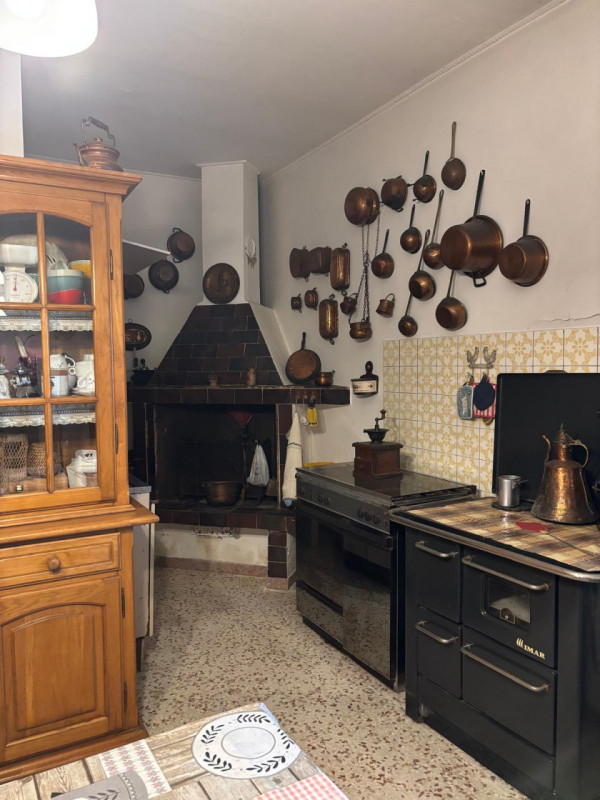 Scoprite questa affascinante casa bifamiliare situata nel centro di Masi, una località che unisce...