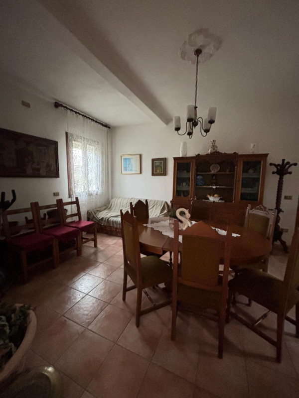 Scoprite questa affascinante casa bifamiliare situata nel centro di Masi, una località che unisce...