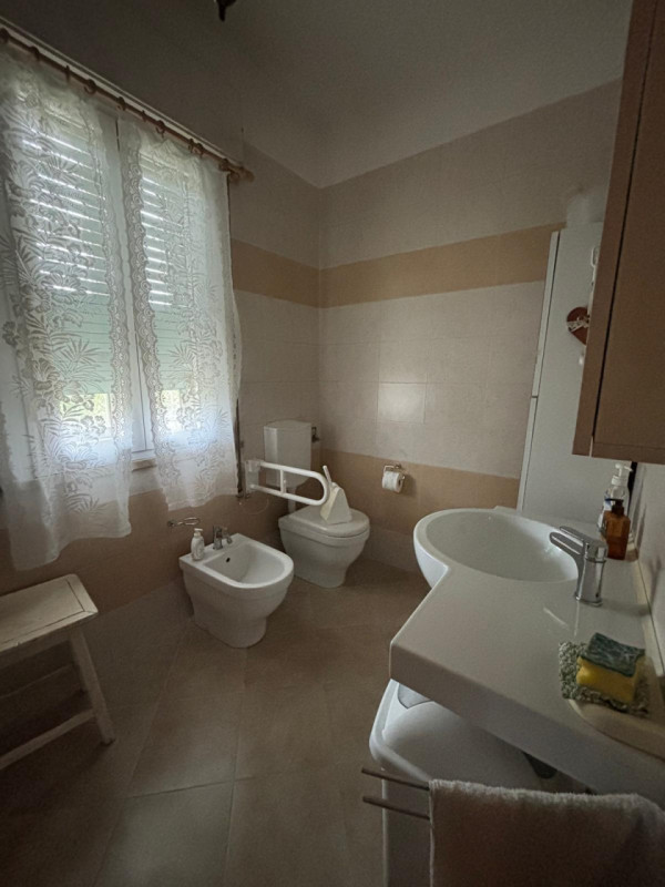 Scoprite questa affascinante casa bifamiliare situata nel centro di Masi, una località che unisce...