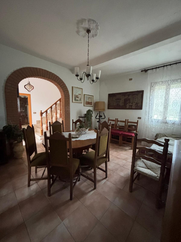 Scoprite questa affascinante casa bifamiliare situata nel centro di Masi, una località che unisce...