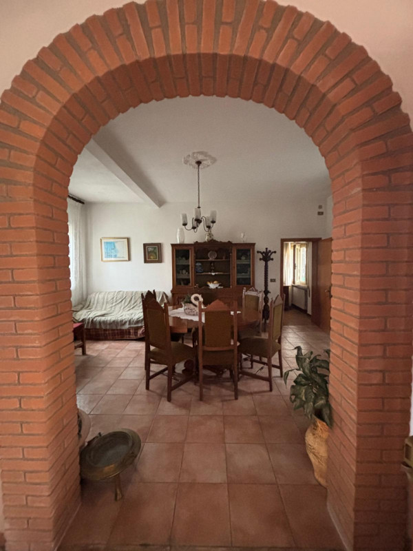 Scoprite questa affascinante casa bifamiliare situata nel centro di Masi, una località che unisce...